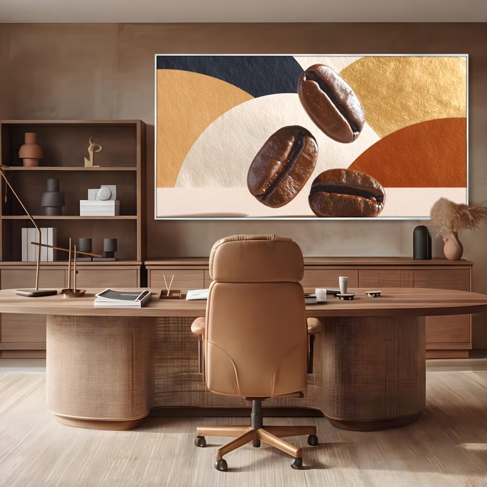 Tablou canvas cu tablou canvas cu boabe de cafea, in rama de aluminiu argintiu, pe perete intr-un birou